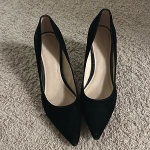 Black Velvet pointed toe block heel pumps